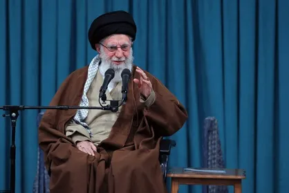 عکس نوشته/ سخنان رهبرانقلاب در دیدار خانواده سردار و جمعی ار خانواده حادثه کرمان