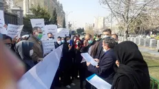 جمعی از کارکنان و اساتید دانشگاه آزاد مقابل مجلس شورای اسلامی تجمع کردند + تصاویر