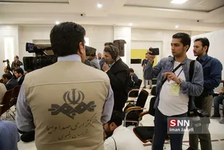 حضور خبرنگاران رسانه های مختلف در نشست خبری رئیس جمهور در مشهد 