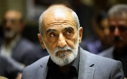 انتقاد تند شریعتمداری از عملکرد دولت در افزایش ناگهانی بهای بنزین در سال ۹۸