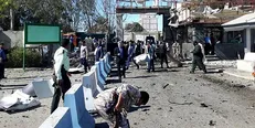 شدت موج انفجار سبب آسیب رسیدن به خودروها، مغازه‌ها و منازل اطراف حادثه شده است+عکس