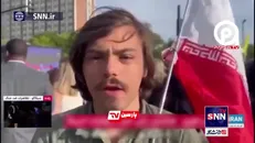 تودهنی جوان آمریکایی به خبرنگار شبکه صهیونیستی اینترنشنال با در دست داشتن پرچم ایران