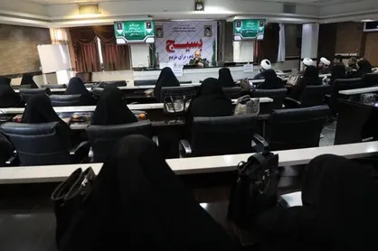 برگزاری محفل چلچراغ آیه&zwnj;ها در چهارمحال و بختیاری/۲۸۰۰ نفر شرکت کردند