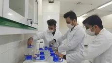 دانشجویان دانشکده داروسازی کرمان برای تولید مواد ضد عفونی کننده تلاش می‌کنند