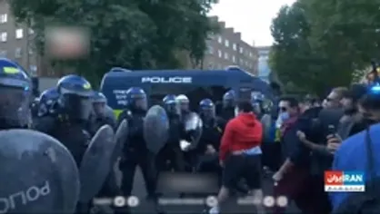 حمله پلیس لندن و کتک زدن آشوبگران ایرانی با باتوم و سپر در پخش زنده شبکه سعودی اینترنشنال و تعجب مجری برنامه