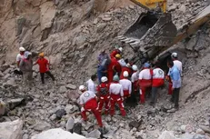 ۲ کارگر معدن شازند ۱۵ متر زیر آوار هستند