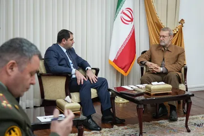 تاکید بر رعایت حاکمیت ملی کشورها در دیدار لاریجانی و وزیر دفاع ارمنستان