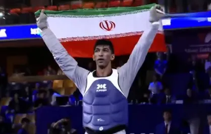 سجده آرین سلیمی قهرمان تکواندو بر پرچم مقدس ایران