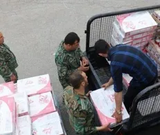 دانشجویان البرزی در آماده‌سازی و توزیع ۱۰۰۰ بسته موادغذایی و بهداشتی مشارکت کردند + فیلم