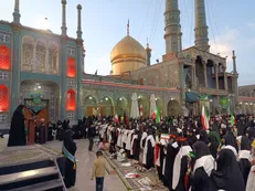 بیعت بانوان طلبه با رهبر جدید انقلاب اسلامی در حرم بانوی کرامت+فیلم