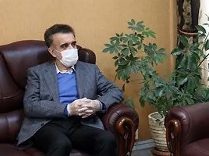 رئیس دانشگاه علوم پزشکی قم در دفتر کار خود حاضر شد