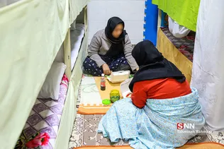 گویی همه چیز روبه راه است و جریان زندگی در زندان با زندگی عادی دیگر افراد در بیرون از آنجا تفاوت چندانی ندارد و تنها تفاوت اصلی آن همان چهاردیواری غیر قابل نفوذی ست که به گفته زندانیان تنها خودشان مسبب این گرفتاری هستند.