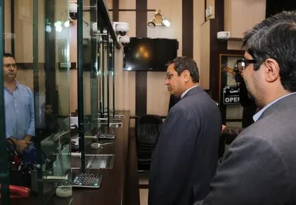 همتی: بانک مرکزی در بازار ارز حضور فعال دارد