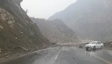 ریزش سنگ در جاده چالوس محدوده «پل خواب»/ مسیر باز است