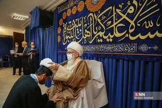 
ملبس شدن جمعی از طلاب به دست آیت الله نوری همدانی

