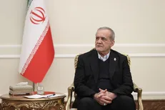 پزشکیان: منتقدان راهکار عملی ارائه دهند؛ حل مشکلات با شعار امکان‌پذیر نیست + فیلم