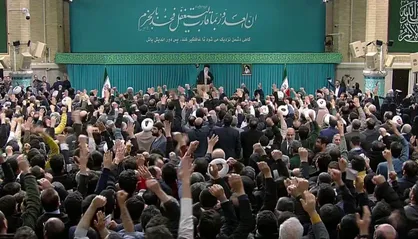لحظه ورود رهبر معظم انقلاب به دیدار مردم آذربایجان شرقی در حسینیه امام خمینی(ره) + فیلم