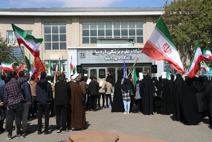 پرچم&zwnj;گردانی و اقامه نماز ظهر و عصر در دانشگاه علوم پزشکی اردبیل برگزار شد +فیلم