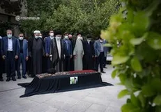 اقامه نماز بر پیکر حجت‌الاسلام سیدمحمود دعائی توسط رهبر انقلاب