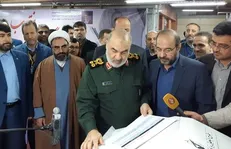 بازدید سرلشکر سلامی از نمایشگاه پیشگامان گام دوم انقلاب
