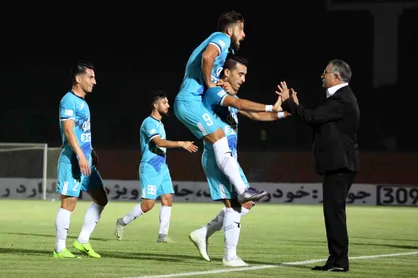 عجیب&zwnj;ترین پرتاب اوت در فوتبال ایران +عکس