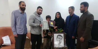 اهدای مدال جهانی پرورش اندام به خانواده شهید آرمان علی وردی