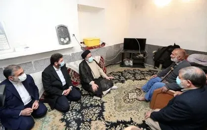 حضور رئیس&zwnj;جمهور در منزل دو شهید دوران دفاع مقدس
