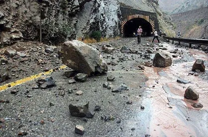 جاده زرند - رفسنجان به دلیل ریزش کوه تونل مسدود شد