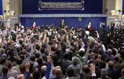 نوای زیبای لبیک حجاج بیت&zwnj;الله&zwnj;الحرام در حسینیه امام خمینی در ابتدای دیدار کارگزاران حج با رهبر انقلاب