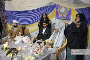 یک زوج شیرازی همزمان با فرارسیدن 22 اسفندماه، سالروز گرامیداشت مقام شهدا، آغاز زندگی مشترک خود را در جوار مزار شهدای گمنام گلزار شهدای این شهر جشن گرفتند.