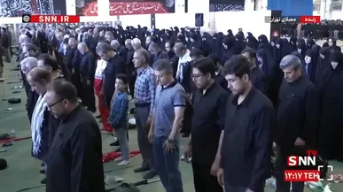 اقامه نماز ظهر در صحن مصلی تهران همزمان با برگزاری آیین وداع با پیکر مطهر رهبر شهید + فیلم