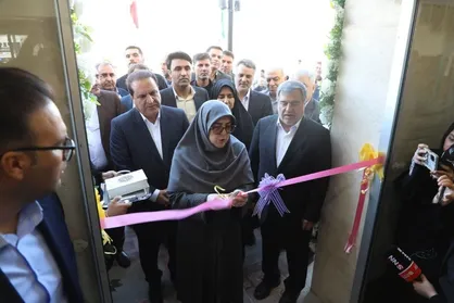 افتتاح بیمارستان ملکشاهی پس از ۱۲ سال انتظار با حضور سخنگوی دولت / از شعر خوانی خانم سخنگو تا مطالبه&zwnj;های صریح یک دانشجو + فیلم