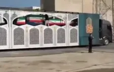تصاویری از خودروی حامل پیکر مطهر رهبر شهید انقلاب و خانوادۀ شهیدشان