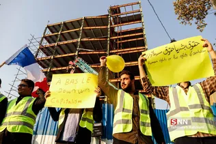 تجمع دانشجویان در مقابل سفارت فرانسه