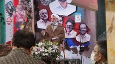 به حُسن خلق و احترام به والدینِ شهید احمدی روشن کمتر پرداخته‌ایم
