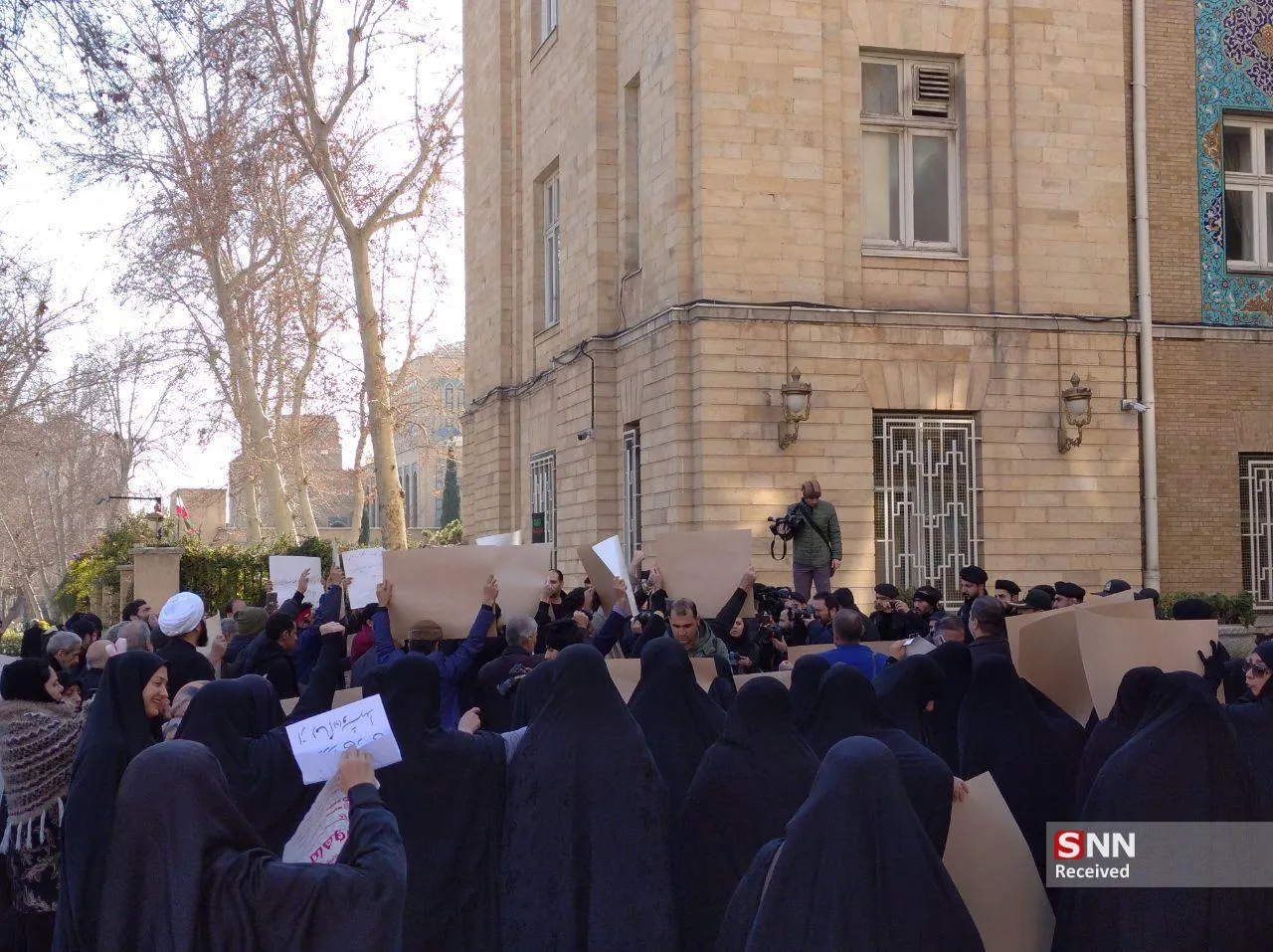 تجمع دانشجویان مقابل وزارت امور خارجه