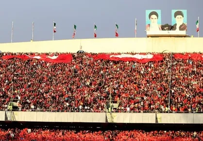 اقدام جالب هوادار پرسپولیس در ورزشگاه فولاد شهر + عکس