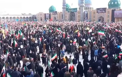 حضور گسترده مردم انقلابی قم در مراسم بیعت با آیت الله سید مجتبی خامنه&zwnj;ای در مسجد مقدس جمکران