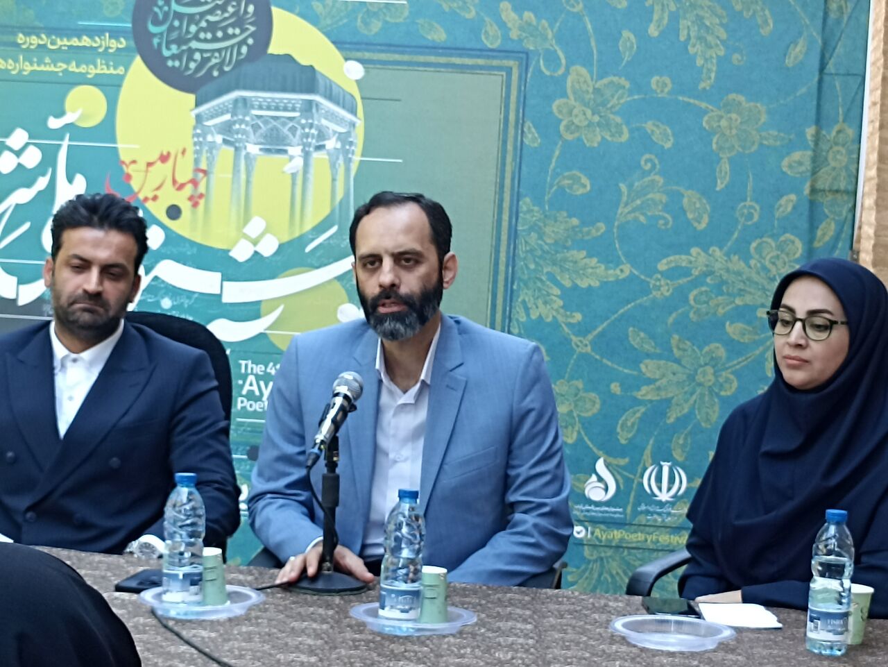 رونمایی از پوستر چهارمین جشنواره ملی شعر آیات در جوار آرامگاه حافظ / تلاش برای پایهگذاری جشنواره جهانی شعر و ادبیات در شیراز رونمایی از پوستر چهارمین جشنواره ملی شعر آیات در جوار آرامگاه حافظ / تلاش برای پایهگذاری جشنواره جهانی شعر و ادبیات در شیراز