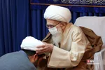 
ملبس شدن جمعی از طلاب به دست آیت الله نوری همدانی
