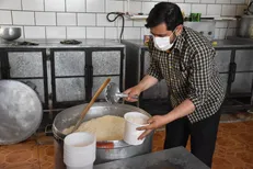 طبخ و توزیع ۸۰۰ پرس غذا از سوی بسیج دانشجویی قزوین +  فیلم