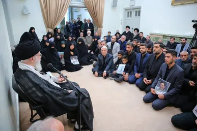 لحظاتی منتشر نشده از دیدارهای صمیمانه خانواده‌های معظم شهدا با رهبر شهید انقلاب