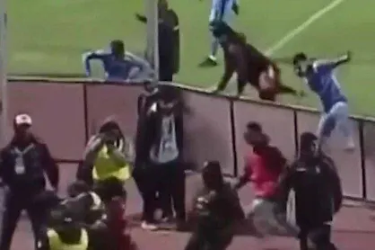 فوتبال با ۱۷ اخراجی، گاز اشک آور و زدن پلیس