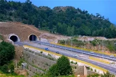در تونل ۱۶ آزادراه تهران – شمال شاهد بارش برف هستیم / شهروندان تهرانی آگاه باشند؛ به هیچ عنوان اجازه ورود به آزادراه را ندارند