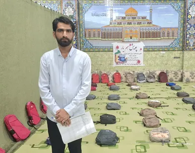 از یاد شهدا تا خدمت به دانش‌آموزان/ ۲۰۰ بسته لوازم‌التحریر در بندرکوهستک توزیع شد