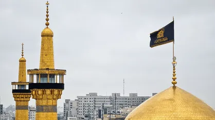 پرچم عزا بر فراز گنبد حرم امام رضا (ع) به اهتزاز درآمد