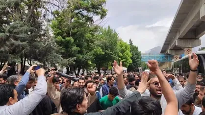 فریاد مطالبات مردم توسط دانشجویان کرمانشاهی در سفر پزشکیان/ به مسائل اصلی بپردازید نه حواشی؛ دانشجو صدا ندارد!