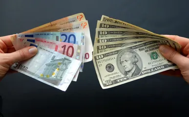 دلار یک قدم تا ۲۷۰ هزار تومان و یورو بالای ۳۰۰ هزار تومان ماند