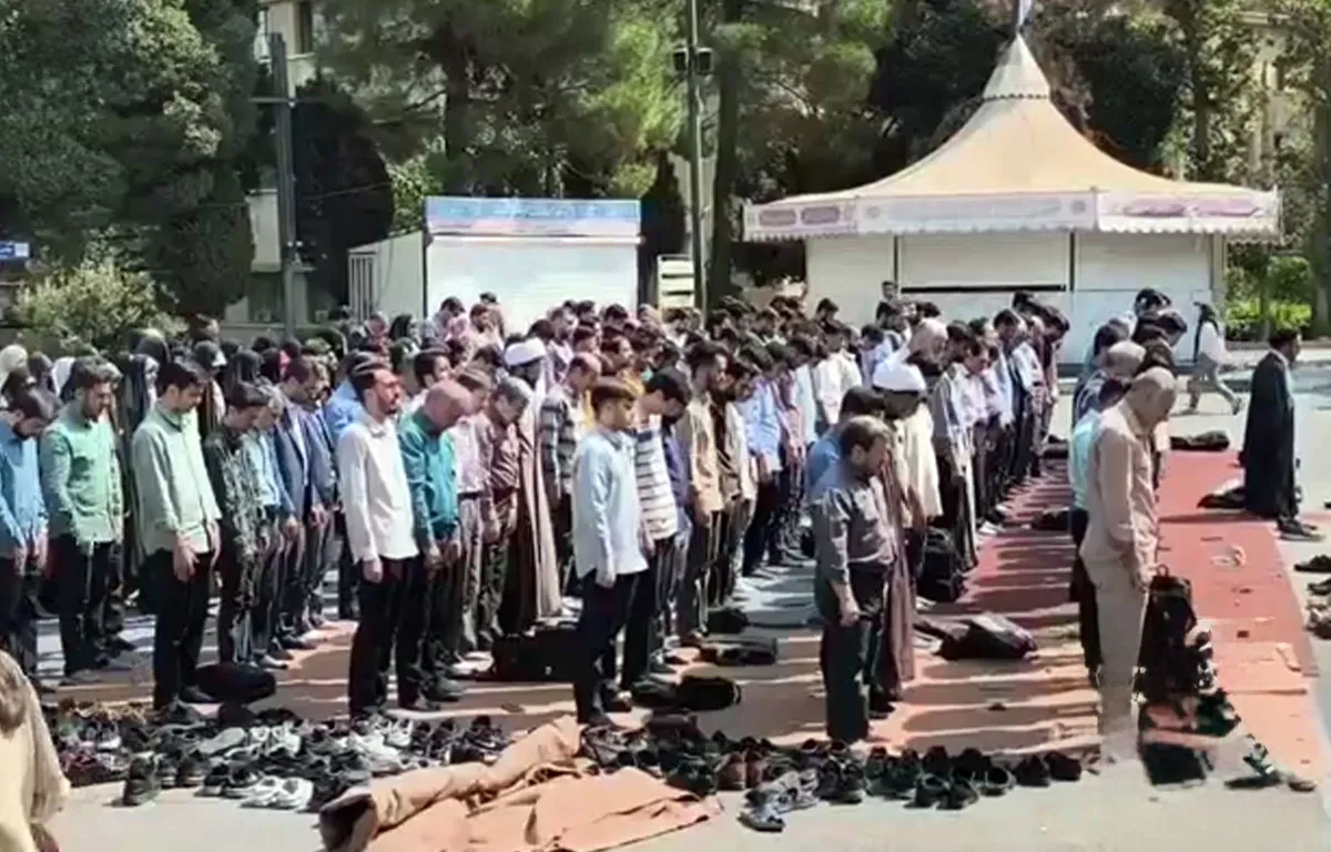 اقامه نماز و قرائت قرآن توسط دانشجویان پیش از مراسم آغاز سال تحصیلی در دانشگاه تهران
