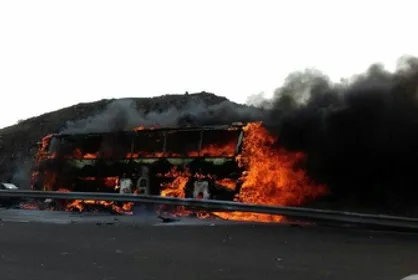 تصادف مرگبار اتوبوس با کِشنده سوخت در آزادراه نطنز- بادرود/ ۱۹ نفر کشته و ۲۷ نفر زخمی شدند + اسامی